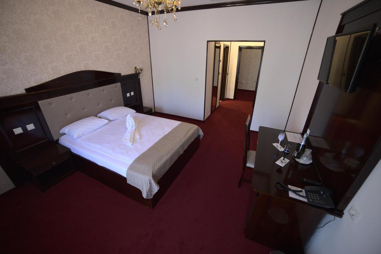 Hotel Onix Роман Екстериор снимка