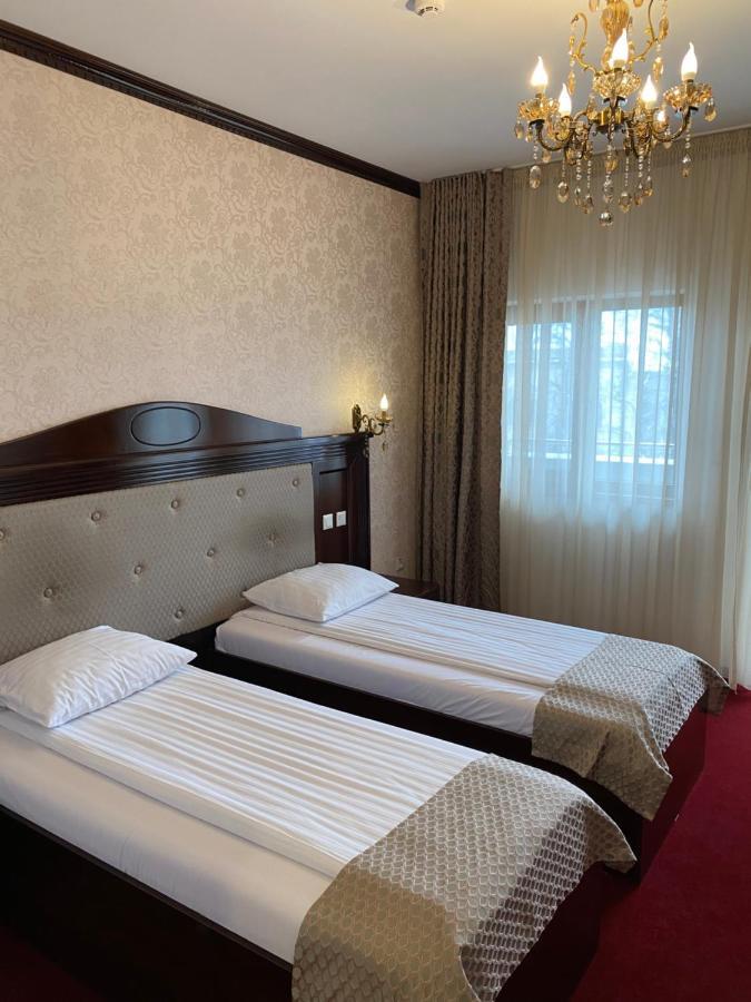 Hotel Onix Роман Екстериор снимка