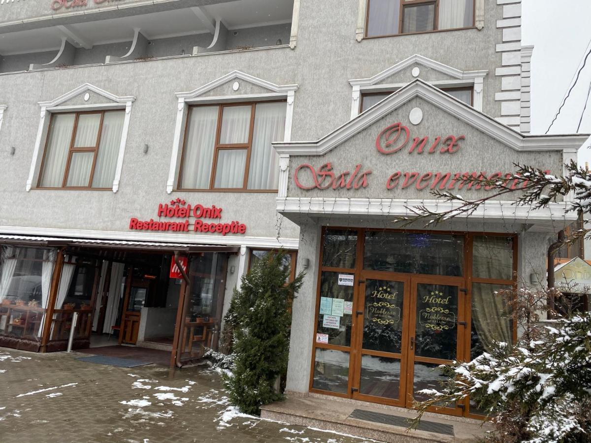 Hotel Onix Роман Екстериор снимка