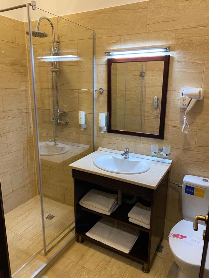 Hotel Onix Роман Екстериор снимка