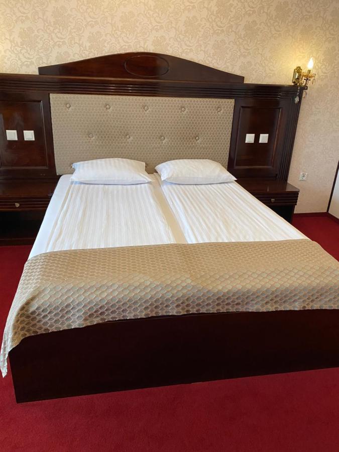 Hotel Onix Роман Екстериор снимка