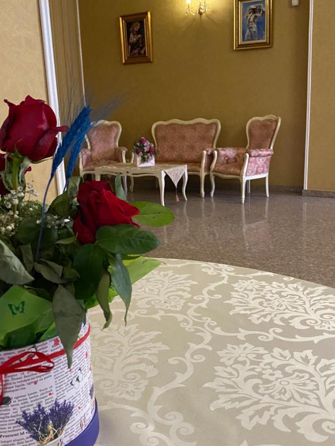 Hotel Onix Роман Екстериор снимка