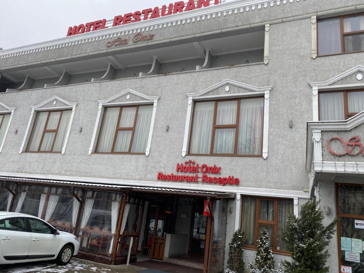Hotel Onix Роман Екстериор снимка