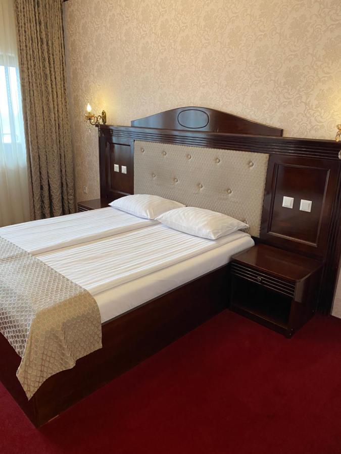 Hotel Onix Роман Екстериор снимка