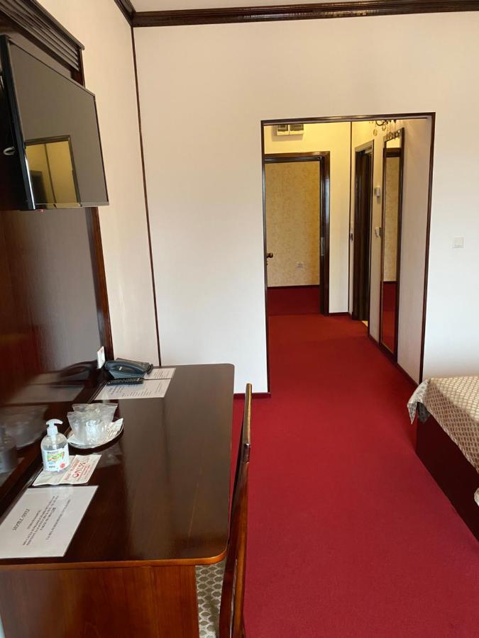 Hotel Onix Роман Екстериор снимка